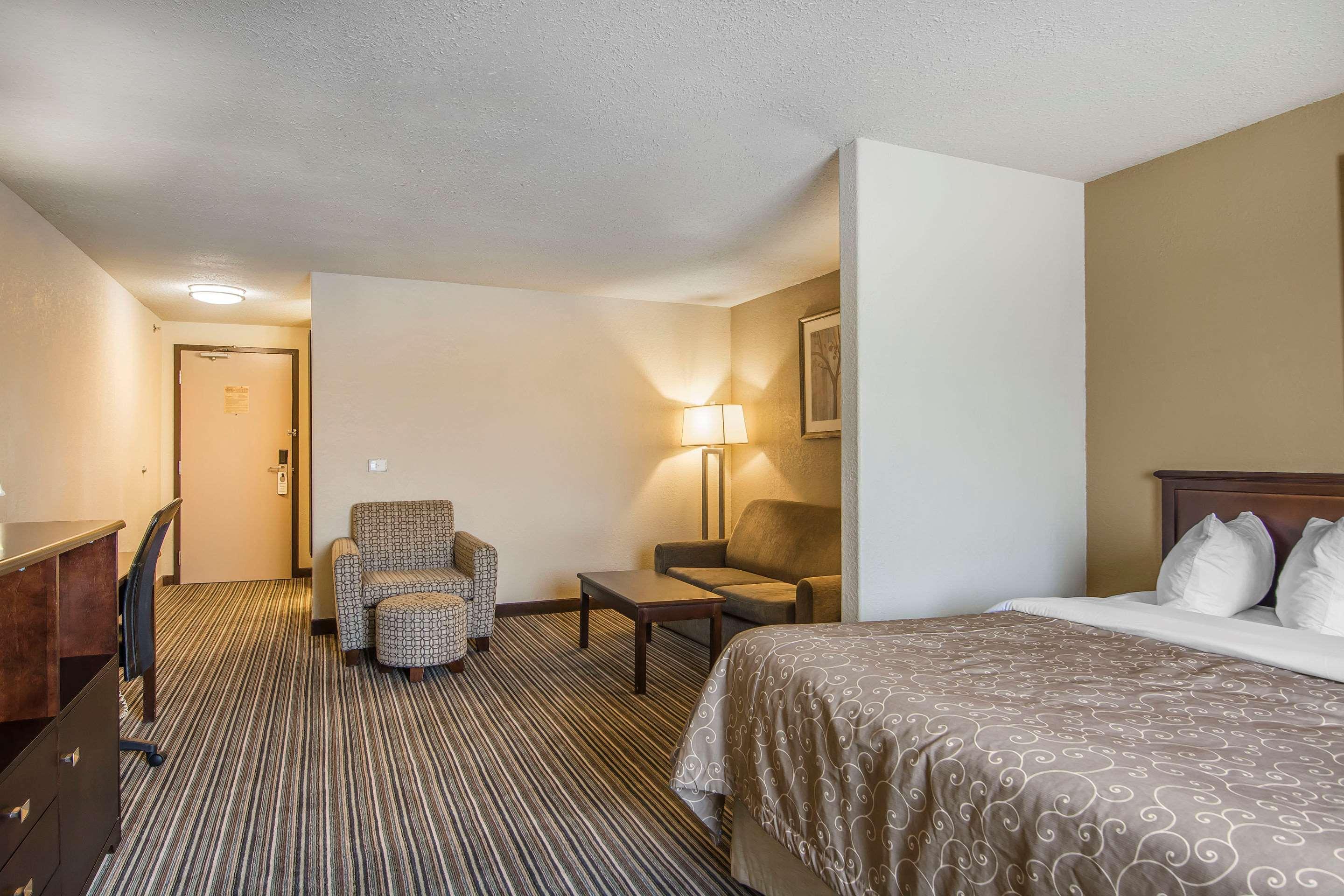 Quality Inn & Suites Йорктън Екстериор снимка
