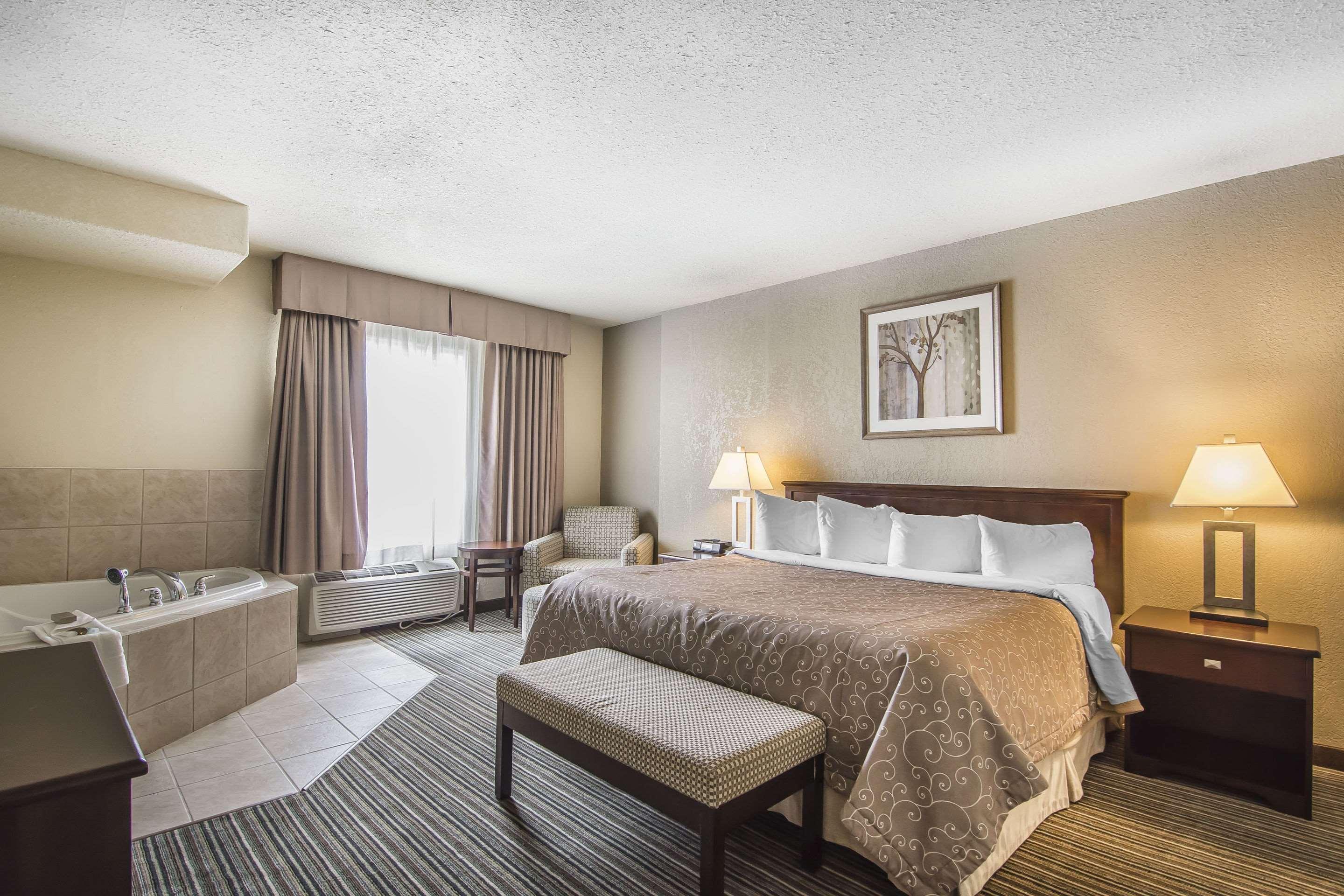 Quality Inn & Suites Йорктън Екстериор снимка