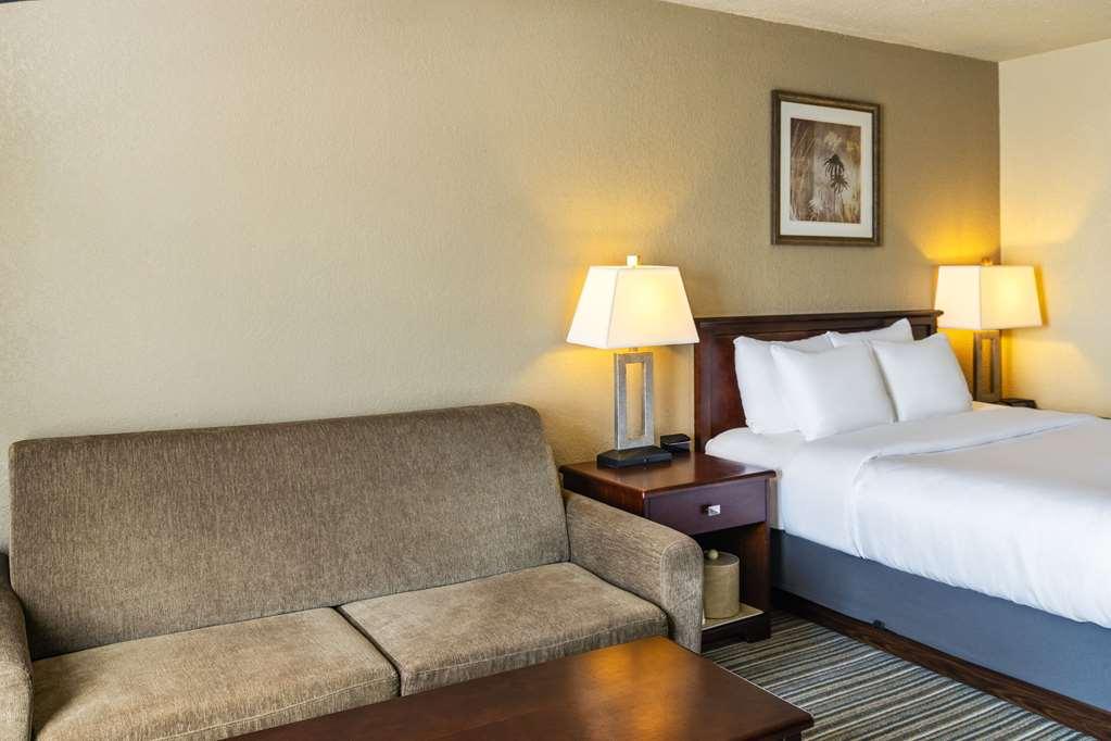 Quality Inn & Suites Йорктън Стая снимка