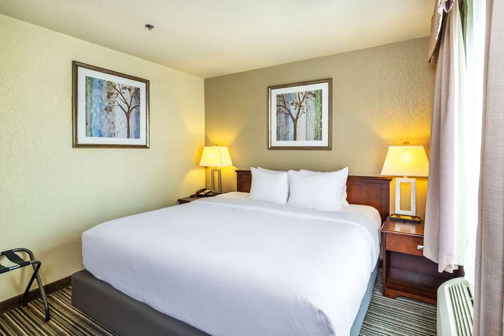 Quality Inn & Suites Йорктън Стая снимка